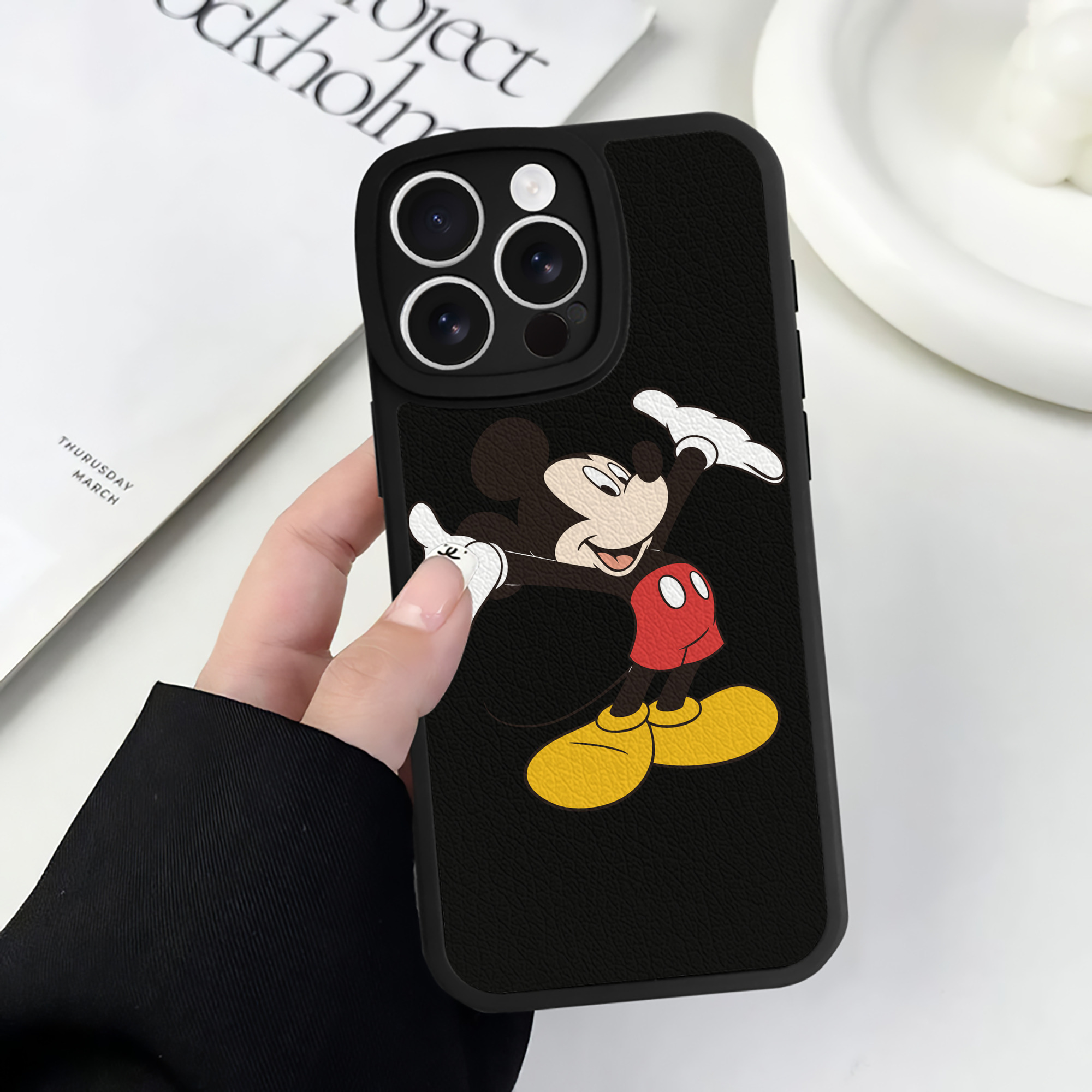 （画像用） ミッキーマウス Mickey Mouse 【iPhone 16シリーズ対応】シリコンスマホケース（レザー調） 材質：シリコン